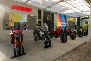 Operativo Verano. Ducati está en Cariló, exhibiendo varios modelos y mostrando los próximos lanzamientos