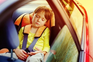 Día de las infancias: ¿De qué manera viajar seguro en el auto, moto, bicicleta o transporte público con nuestros hijos? 