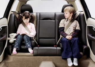 Seguridad Vial. Niños sueltos dentro del vehículo es la mayor irresponsabilidad de los mayores en la conducción
