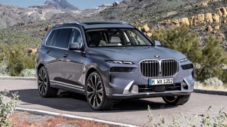 BMW presenta el rediseño del X7, con novedades en el equipamiento y retoque en los motores TD de 340 CV y nafteros de hasta 530 caballos