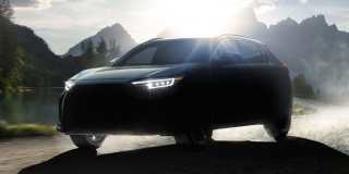 Subaru muestra el primer vehículo eléctrico de la marca, el Solterra, un crossover, que se lanzará mundialmente el año próximo