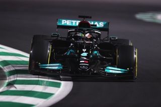 Fórmula 1. Lewis Hamilton, con Mercedes, se quedó, en forma brillante, con el Gran Premio de Arabia Saudita y empató el primer puesto