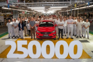 Stellantis confirma que alcanzó la producción de 250.000 Fiat Cronos e incorpora un nuevo turno productivo