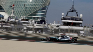 Fórmula 1. Lewis Hamilton, con Mercedes, terminó la temporada con un primer puesto en el GP de Abu Dabi. Despedida de Fernando Alonso