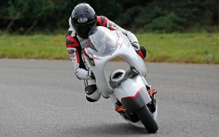 La WMC250EV, moto eléctrica con un revolucionario concepto aerodinámico, probó en Silverstone, antes de intentar batir el récord mundial de velocidad 