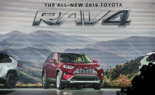 Presentación oficial de la Toyota RAV4 en el Salón de Nueva York, con cambios en el diseño y nuevo propulsor de 151 caballos