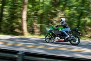 Lanzamientos. Kawasaki presenta en nuestro mercado la Ninja 400 ABS KRT, con motor de 45 CV y buena tecnología