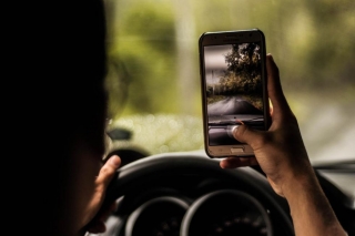 Seguridad Vial. Las comunicaciones por celular a la hora de conducir puede causar gravísimos accidentes