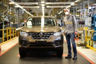 Renault Argentina recibió al embajador de la Alaskan, Emanuel “Manu” Ginóbili, en la planta de Córdoba