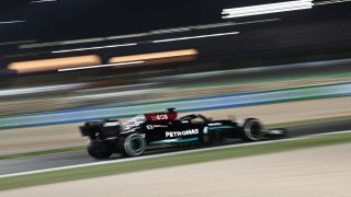 Fórmula 1. Lewis Hamilton, con Mercedes, se quedó, en forma brillante, con el Gran Premio de Qatar, y achicó diferencias