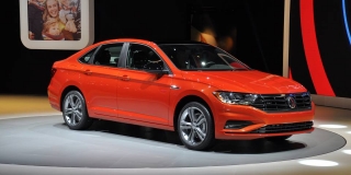 Volkswagen mostró la 7ª generación del Vento, en el Salón de Detroit, con cambios de diseño y equipamiento. Llegará a nuestro mercado
