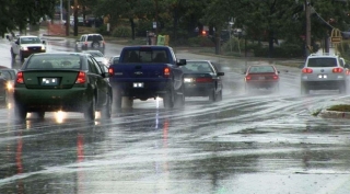 Seguridad Vial. Algunas sugerencias a la hora de conducir el vehículo con lluvia o agua en el camino