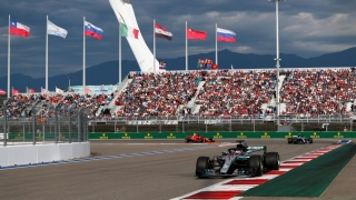 Fórmula 1. Lewis Hamilton, con Mercedes, gracias a las órdenes de equipo, logró el triunfo en el Gran Premio de Rusia, en Sochi