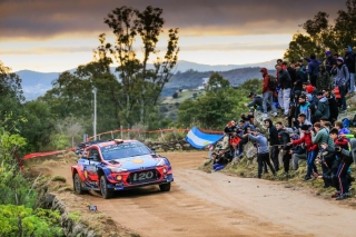 WRC. Thierry Neuville, con Hyundai i20, brilló con el triunfo en el Rally de la Argentina y marcha primero en el campeonato