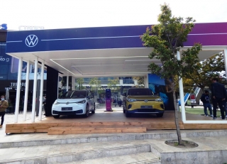 Volkswagen Argentina muestra en público, los vehículos eléctricos ID 3 e ID 4, en el centro comercial Nordelta