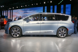 Chrysler muestra la Pacifica Hybrid y presenta el sistema Uconnect de 12 pulgadas en el Consumer Electronics Show. Mirá el Video