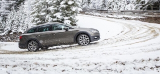 Bridgestone publicó una serie de consejos para la conducción sobre los caminos nevados