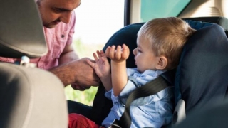 Seguridad Vial. Asientos infantiles, sugerencias para el cuidado de los más chicos dentro del auto, que es responsabilidad de los mayores