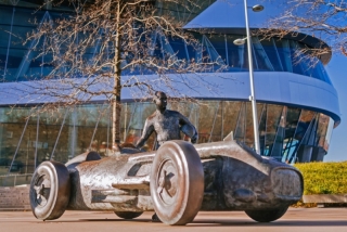 La emblemática escultura de Juan Manuel Fangio, está situada frente al Museo de Mercedes-Benz, en Alemania