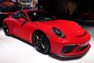 En el Salón del Automóvil de Los Angeles Porsche muestra el flamante 911, que llegará el año próximo a nuestro mercado. Video