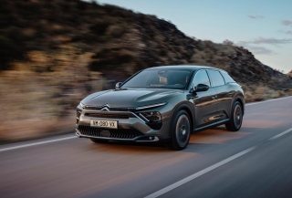 Citroën acaba de realizar la presentación del C5 X, buque insignia de la marca, que tendrá versiones híbridas enchufables